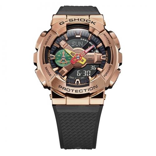 Часы GM-110RH-1AER получили кованую накладку из нержавеющей стали цвета Rose Gold на полиуретановый корпус.