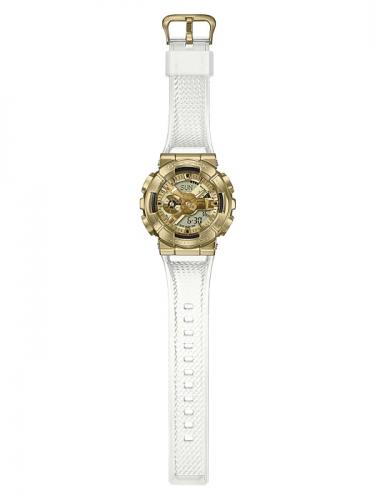Часы G-SHOCK GM-110SG-9AER выделяются позолоченным корпусом и полупрозрачным белым текстурированным ремешком.
