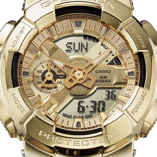Стальные часы G-SHOCK GM-110SG-9AER получили многоуровневый gold дисплей с объемными блестящими индексами.