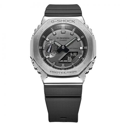 Прочный корпус ударопрочных часов CASIO GM-2100-1AER выкован из нержавеющей стали с закругленными углами.