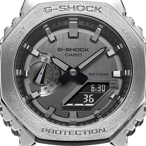 Металлическая поверхность безеля часов G-SHOCK GM-2100-1AER CasiOak получила текстуру «тонкого кругового волоса».