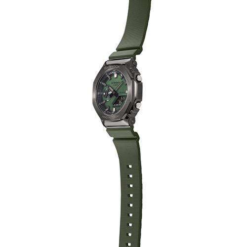 Боковые грани металлического IP Dark Grey корпуса часов GM-2100B-3AER CasiOak отполированы до зеркального блеска.