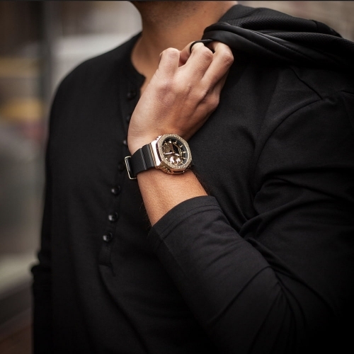 Часам G-SHOCK GM-2100MG-1AER созвучна магия Луны, она уже танцует и рождает желанье красоты и к звездам улетает…