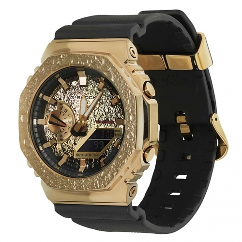 Фактурный безель из нержавеющей стали с покрытием IP Gold часов G-SHOCK GM-2100MG-1AER имитирует поверхность Луны.