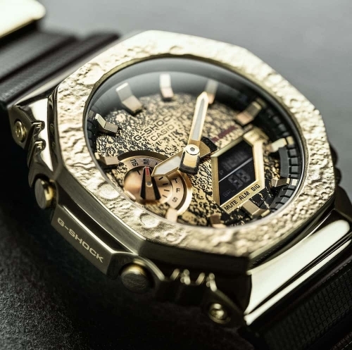 Логотип G-SHOCK выгравирован на стальной накладке восьмиугольного корпуса часов GM-2100MG-1AER «The Moon».