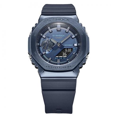 Синий корпус ударопрочных часов CASIO GM-2100N-2AER выкован из нержавеющей стали IP Blue с закругленными углами.
