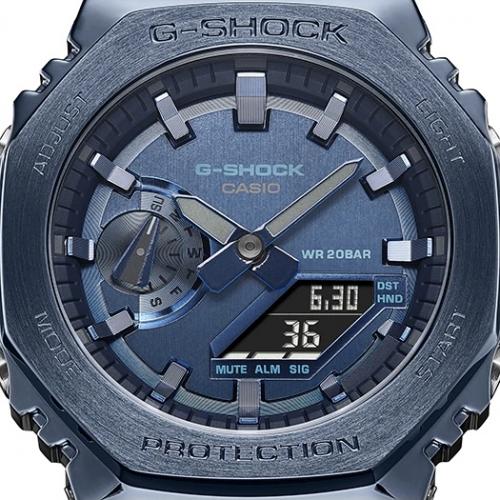 Текстурированная поверхность стального безеля часов G-SHOCK GM-2100N-2AER CasiOak отполирована в виде «волоса».