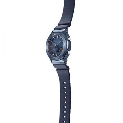 Боковые стороны стального корпуса восьмиугольных часов G-SHOCK GM-2100N-2AER CasiOak зеркально отполированы.