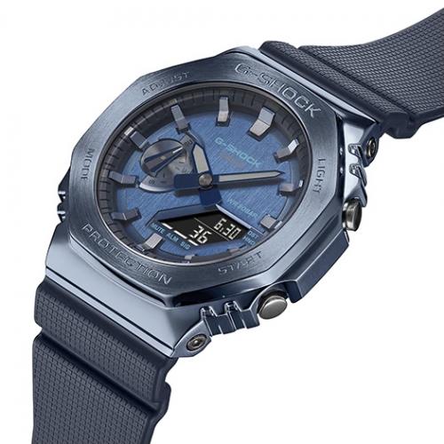 3D циферблат часов GM-2100N-2AER CasiOak Octagon получил металлизированное напыление синего цвета.