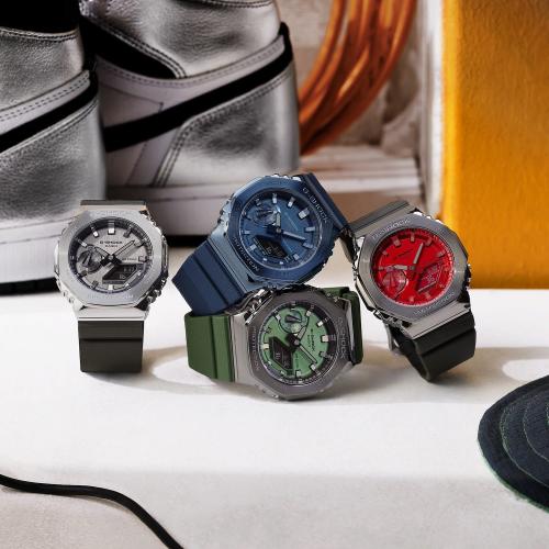 Серия часов G-SHOCK с стальной накладкой GM-2100 CasiOak: GM-2100-1AER, GM-2100N-2AER, GM-2100B-3AER, GM-2100B-4AER.