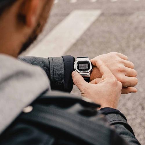 Часы G-SHOCK GM-5600-1ER для тех, кто предпочитает стальную прямоугольную классику и сдержанную цветовую гамму.
