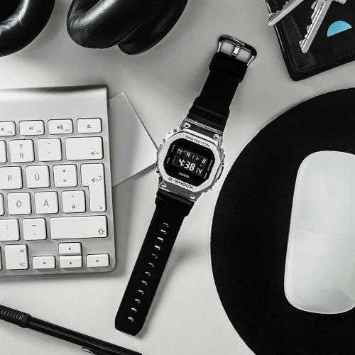Часы GM-5600-1ER сохраняют оригинальную концепцию G-SHOCK, следуя современным тенденциям прочности и надежности.