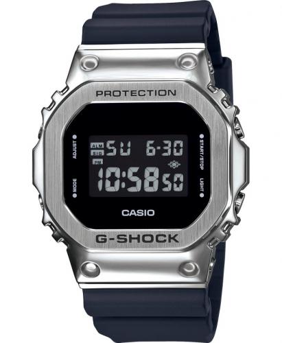 Прямоугольные цифровые противоударные часы CASIO G-SHOCK GM-5600-1ER Silver со стальной накладкой, инверсные, EL, wr200m.
