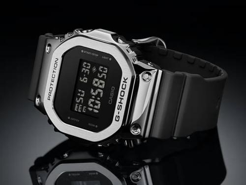 Корпус часов G-SHOCK GM-5600-1ER с накладкой из нержавеющей стали воплотил баланс между прочностью и эстетичностью.
