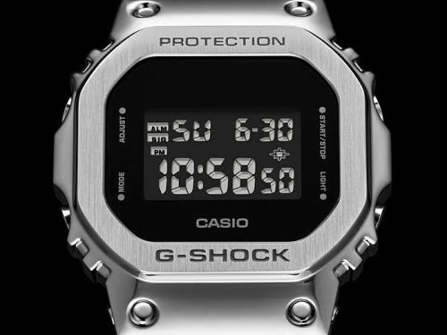 Прямоугольные часы CASIO G-SHOCK GM-5600-1ER снабжены инверсной индикацией и електролюминисцентной подсветкой.