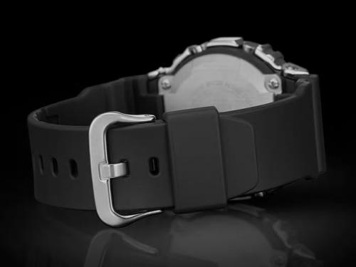 Застежка ремешка часов CASIO G-SHOCK GM-5600-1ER выполнена из нержавеющей стали серебристого цвета.