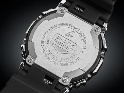 Полимерный ремешок часов CASIO G-SHOCK GM-5600-1ER легко заменяется благодаря встроенному ползунковому рычагу.