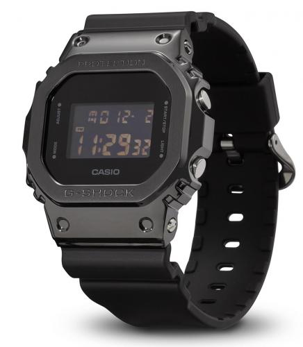 Корпус часов G-SHOCK GM-5600B-1ER с накладкой из нержавеющей стали воплотил баланс между прочностью и эстетичностью.