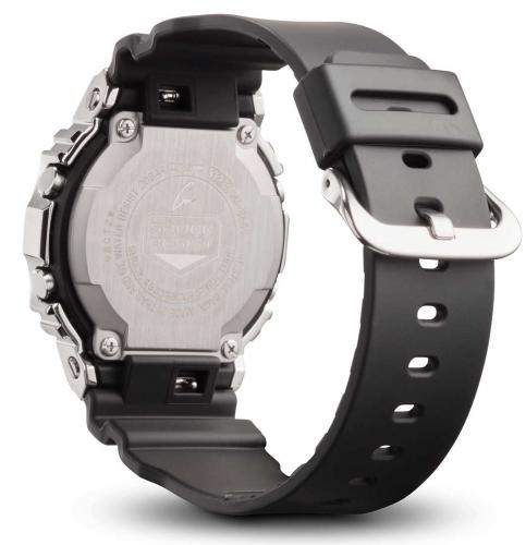 Съемный полимерный ремешок часов G-SHOCK GM-5600B-1ER черного цвета легко заменяется с помощью рычагов на штифтах.