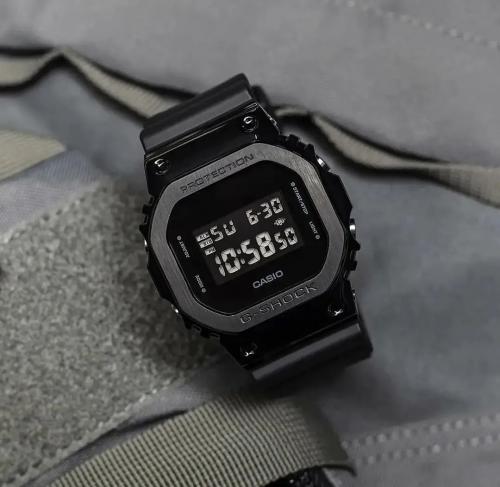 Сатинированный стальной корпус часов GM-5600B-1ER с черным ионным покрытием IP Black дополнен инверсной индикацией.