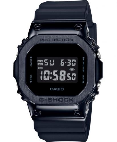 Прямоугольные цифровые противоударные часы CASIO G-SHOCK GM-5600B-1ER Black со стальной черной накладкой, инверсн., 200m.