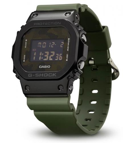 Корпус часов G-SHOCK GM-5600B-3ER со стальной черной накладкой IP-Black воплотил баланс между прочностью и эстетичностью.