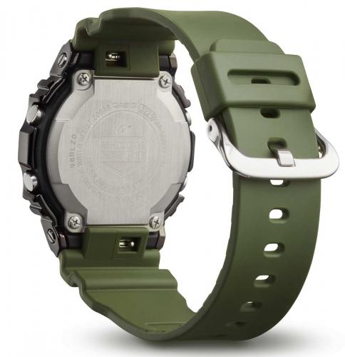 Съемный полимерный ремешок часов G-SHOCK GM-5600B-3ER зеленого цвета легко заменяется с помощью рычагов на штифтах.