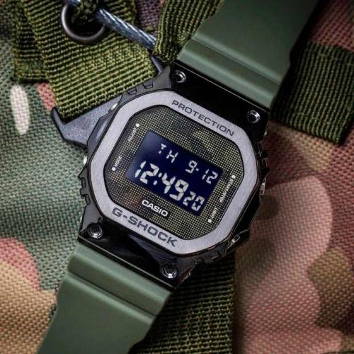 Рамка инверсного дисплея стальных противоударных часов G-SHOCK GM-5600B-3ER выполнена в виде точечного камуфляжа.