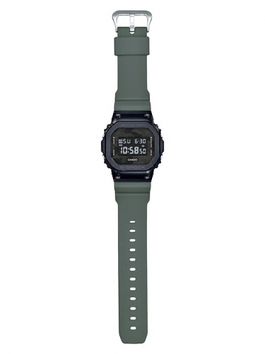 Камуфляжный циферблат стальных часов G-SHOCK GM-5600B-3ER дополнен ремешком цвета хаки, подчеркивая милитари стиль.