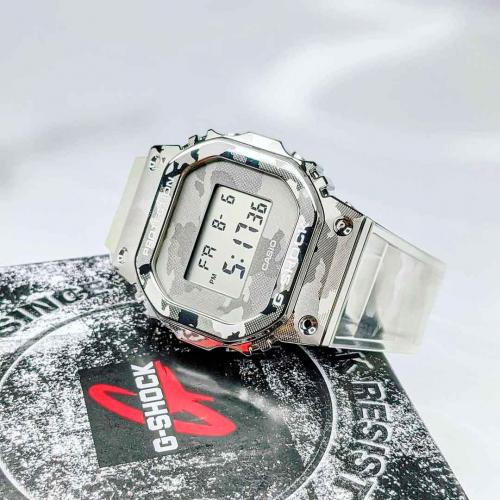 Рамка вокруг ЖК-дисплея противоударных часов G-SHOCK GM-5600SCM-1ER Skeleton выполнена в виде точечного камуфляжа.