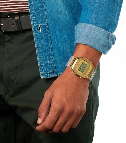 В позолоченном противоударном скелетоне CASIO GM-5600SG-9ER со стальной накладкой сочетаются ретро и современность.