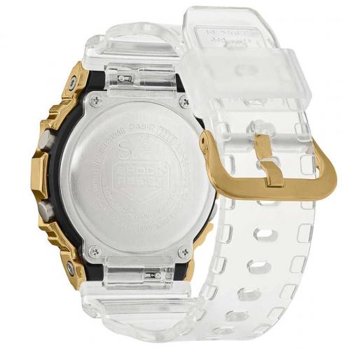 Съемный полупрозрачный белый ремешок часов G-SHOCK GM-5600SG-9ER легко заменяется с помощью рычагов на штифтах.