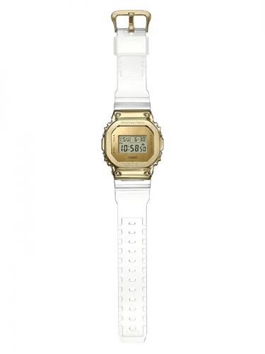 Часы G-SHOCK GM-5600SG-9ER выделяются позолоченным корпусом и полупрозрачным белым полимерным ремешком.