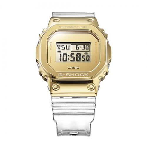 В позолоченном стальном скелетоне CASIO G-SHOCK GM-5600SG-9ER сочетаются ретро и современность.