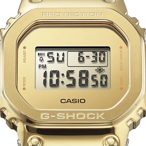 Позолоченная стальная накладка часов GM-5600SG-9ER Gold Ingot Skeleton дополнена зеркальной рамкой вокруг дисплея.