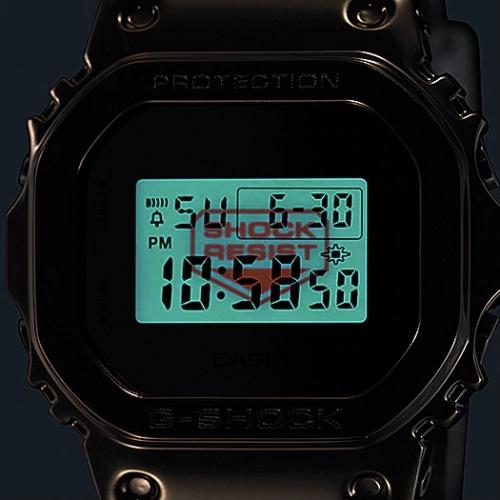 Прямоугольные часы среднего размера CASIO G-SHOCK GM-5600SG-9ER получили яркую сине-зеленую подсветку Illuminator.