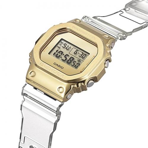 Преимуществом позолоченных часов CASIO G-SHOCK GM-5600SG-9ER является небольшая толщина корпуса.