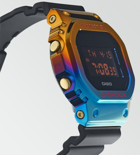 Красочное радужное покрытие часов CASIO GM-5600SN-1ER передает настроение города, когда загораются огни и сгущается тьма.