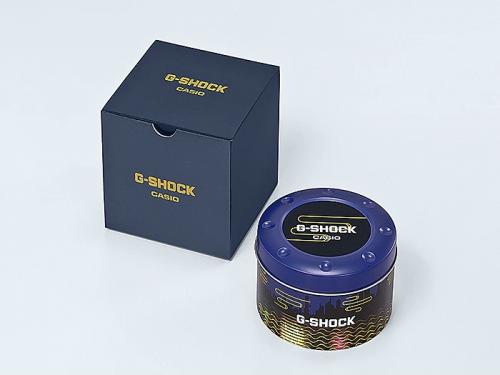 Лимитированные часы CASIO G-SHOCK GM-5600SN-1ER поставляются в эксклюзивной коробке с изображением ночного города.