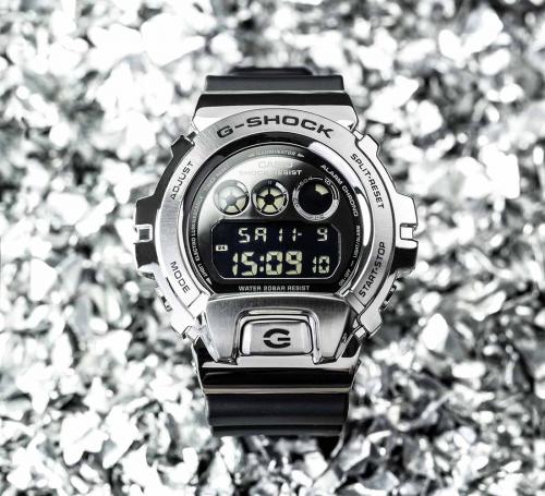 Трехглазый G-Shock GM-6900-1ER получил кованую накладку из нержавеющей стали на противоударный полиуретановый корпус.