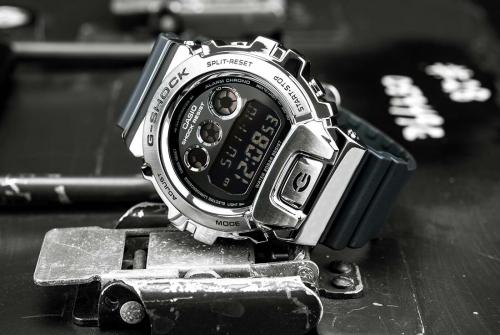 Серебристая стальная накладка часов G-SHOCK GM-6900-1ER дополнена зеркальной рамкой вокруг инверсного дисплея.