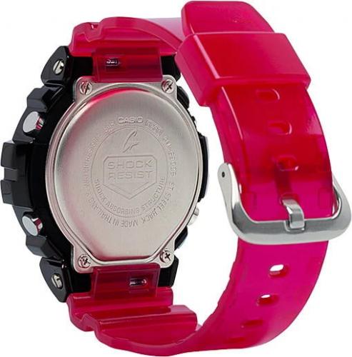 Ярко-красный полупрозрачный полимерный ремешок часов CASIO GM-6900B-4ER легко заменяется с помощью рычагов на штифтах.
