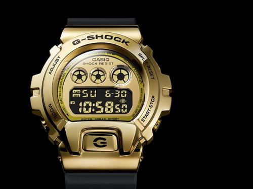 Позолоченная стальная накладка часов G-SHOCK GM-6900G-9ER дополнена зеркальной рамкой Gold вокруг инверсного дисплея.
