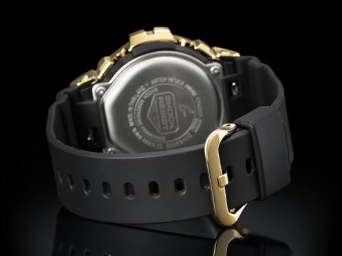 Застежка полимерного ремешка часов CASIO G-SHOCK GM-6900G-9ER выполнена из нержавеющей стали с позолотой.
