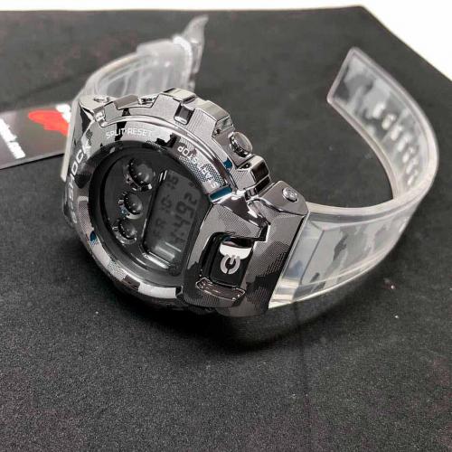 На серебристый стальной безель часов GM-6900SCM-1ER нанесен камуфляжный узор с помощью лазерной гравировки.