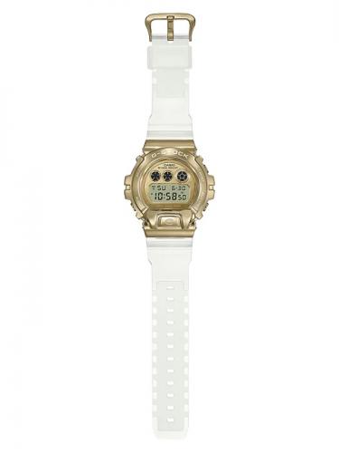 Часы G-SHOCK GM-6900SG-9ER выделяются позолоченным корпусом и полупрозрачным белым полимерным ремешком.