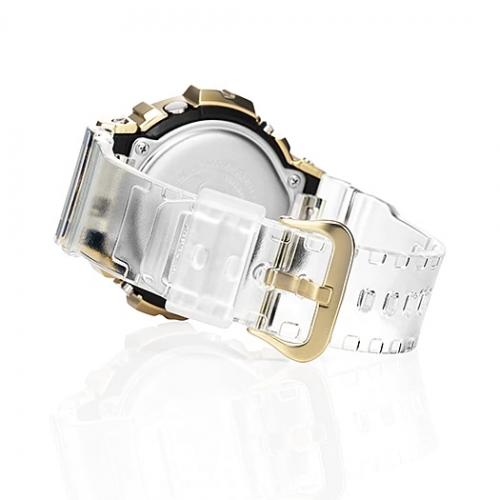 Застежка полупрозрачного ремешка часов CASIO G-SHOCK GM-6900SG-9ER выполнена из нержавеющей стали с позолотой.