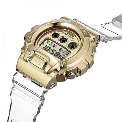 Кованая накладка Gold часов GM-6900SG-9ER дополнена зеркальной рамкой вокруг дисплея и серебристыми кнопками.