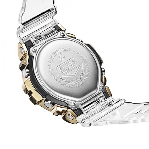 Полупрозрачный ремешок часов G-SHOCK GM-6900SG-9ER легко заменяется благодаря встроенному ползунковому рычагу.