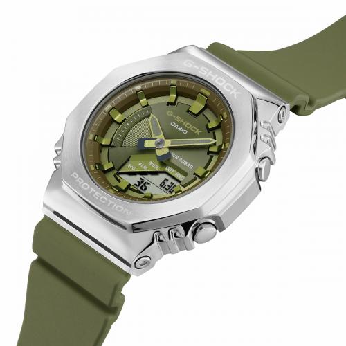 Стальной корпус восьмиугольных женских часов G-SHOCK GM-S2100-3AER mini CasiOak отполирован до зеркального блеска.